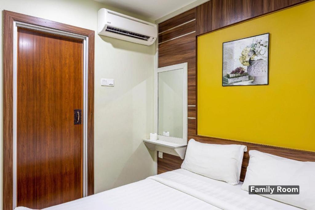 Golden Night Hotel Subang Jaya Esterno foto