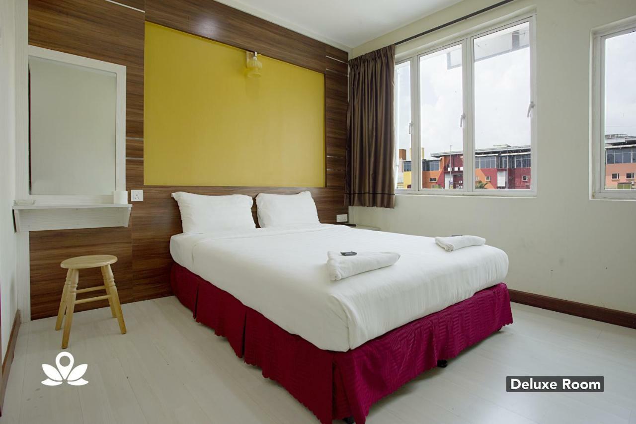 Golden Night Hotel Subang Jaya Esterno foto